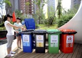 小區(qū)分類垃圾桶不分類，居民街道辦齊心整治有害垃圾