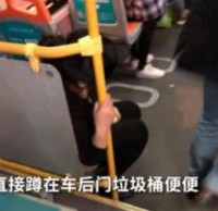 深圳女子坐公交垃圾桶上排泄？網友：事出有因，值得諒解
