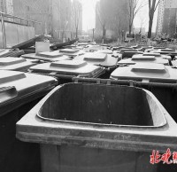 北京小區(qū)物業(yè)垃圾桶堵門，以新?lián)Q舊是好事，掃尾工作也要落實