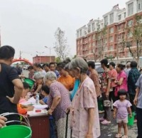 崔寨街道開展社區(qū)免費發(fā)放分類垃圾桶活動！